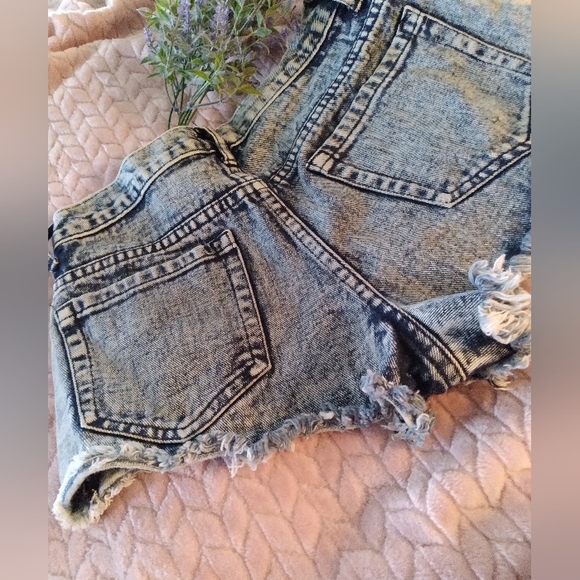 ❤️SALE ITEM Forever21 Acid washed booty demin shorts - Picture 2 of 6